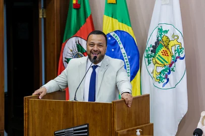 CAXIAS DO SUL, RS, BRASIL, 01/01/2024. ***EM BAIXA*** Cerimônia de posse do prefeito reeleito Adiló Didomenico (PSDB), seu vice-prefeito Edson Néspolo (União Brasil) e os 23 vereadores eleitos no pleito de 2024, para os próximos 4 anos. O evento é realizado no plenário da Câmara Municipal de Caxias do Sul. (Neimar De Cesero/Agência RBS)<!-- NICAID(15945462) -->