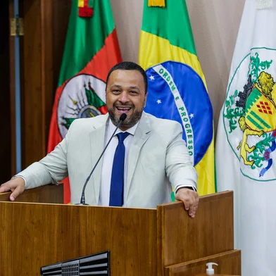 CAXIAS DO SUL, RS, BRASIL, 01/01/2024. ***EM BAIXA*** Cerimônia de posse do prefeito reeleito Adiló Didomenico (PSDB), seu vice-prefeito Edson Néspolo (União Brasil) e os 23 vereadores eleitos no pleito de 2024, para os próximos 4 anos. O evento é realizado no plenário da Câmara Municipal de Caxias do Sul. (Neimar De Cesero/Agência RBS)<!-- NICAID(15945462) -->