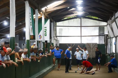 PORTO ALEGRE, RS, BRASIL, 13-11-2019: Final do 28º Campeonato Municipal de Bocha (categoria senior, piso natural) na cancha na União dos Veteranos da Bocha (UVA), na zona norte. A competição ocorre desde 1992 e os jogos são realizados desde abril. (Foto: Mateus Bruxel / Agência RBS)Indexador: Mateus Bruxel<!-- NICAID(14325237) -->