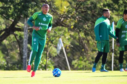 CAXIAS DO SUL, RS, BRASIL, 20/04/2023. Treino do Juventude no Centro de Formação de Atletas e Cidadãos (Cfac) - o Ju está disputando a série B do Campeonato Brasileiro. Na foto, lateral direito Reginaldo. (Porthus Junior/Agência RBS)Indexador:                                 <!-- NICAID(15408808) -->