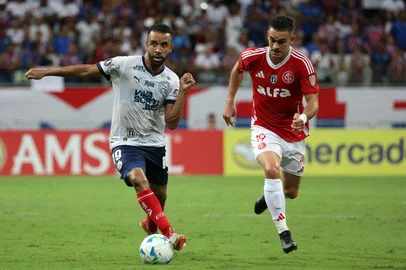Bahia's midfielder #19 Caio Alexandre (L) and Internacional's Colombian forward #19 Rafael Santos Borre fight for the ball during the Copa Libertadores group stage first round all-Brazilian football match between Bahia and Internacional at the Arena Fonte Nova stadium in Salvador, state of Bahia, Brazil, on April 3, 2025. (Photo by FELIPE OLIVEIRA / AFP)<!-- NICAID(16009963) -->