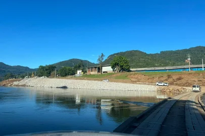 Recuperação da ponte do Vale do Bananal, em Vale Real<!-- NICAID(15782000) -->
