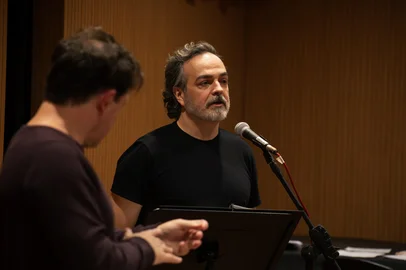 Vitoria Proença / Divulgação Pedro Verissimo, cantor, durante os ensaios do concerto "O Resto é Silêncio, em homenagem aos 120 anos de Erico Verissimo, junto à Orquestra Theatro São Pedro, regida por Evandro Matté.<!-- NICAID(16165539) -->
