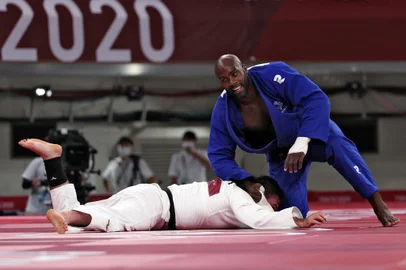 France's Teddy Riner (blue) reacts after defeating Japan's Aaron Wolf in the judo mixed team's final bout during the Tokyo 2020 Olympic Games at the Nippon Budokan in Tokyo on July 31, 2021. (Photo by Jack GUEZ / AFP)Editoria: SPOLocal: TokyoIndexador: JACK GUEZSecao: judoFonte: AFPFotógrafo: STF<!-- NICAID(14850449) -->