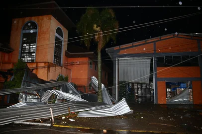 Porthus Junior / Agencia RBS FLORES DA CUNHA, RS, BRASIL, 08/12/2025. Cerca de 15 casas ficaram destelhadas na localidade de Travessão Alfredo Chaves. Duas vinícolas registraram danos na estrutura. Igreja e quadra de esportes da comunidade também tiveram os telhados danificados. (Porthus Junior/Agência RBS)<!-- NICAID(16183043) -->