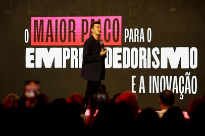 PORTO ALEGRE, RS, BRASIL, 21.05.2025: primeiro dia da Feira Brasileira do Varejo realizada na FIERGS. Na foto: Palestra "O Novo Varejo e o Consumidor 4.0" com Arthur Igreja. Foto: Camila Hermes/Agencia RBS<!-- NICAID(16042762) -->