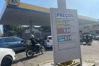 Um dia após redução nas refinarias, postos de gasolina da capital segue-me sem alterar preços <!-- NICAID(16052159) -->