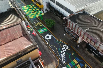 Rua Ramiro Barcelos, em Vacaria, recebe decoração para a Copa do Mundo - foto principal<!-- NICAID(16307349) -->