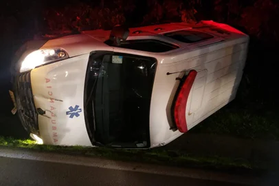 Homem embriagado é preso após furtar e capotar ambulância de prefeitura no Vale do Taquari<!-- NICAID(15446667) -->