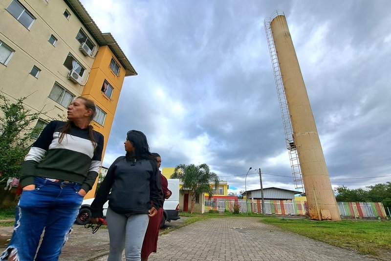 Caixa d'água em forma de torre corre risco de cair com ventos fortes no bairro Restinga, em Porto Alegre, no condomínio Jardim Paraíso<!-- NICAID(15588171) -->