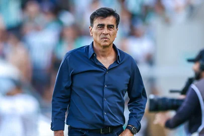 RS - FUTEBOL/CAMPEONATO GAUCHO 2025 /GREMIO X JUVENTUDE - ESPORTES - Lance da partida entre Gremio e Juventude disputada na tarde deste sabado no EstÃ¡dio Alfredo Jaconi, em Caxias do Sul, valida pela semifinal do Campeonato Gaucho 2025. Na foto, Gustavo Quinteros. FOTO: LUCAS UEBEL/GREMIO FBPA<!-- NICAID(15987084) -->