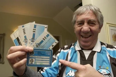 #Máquina: D1-5021672 Dia dos pais- Família gremista. Zélio Hocsman mostra as carteiras sociais do Grêmio.