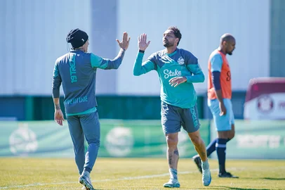 Juventude 3x0 Glória, jogo-treino no CT Alviverde. Gols de Henrique Gogante (contra), Gilberto e Vitor Pernambuco. Na foto: centroavante Gilberto.<!-- NICAID(16028262) -->