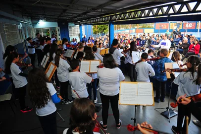 CAXIAS DO SUL, RS, BRASIL, 29/05/2023. Estreia da Orquestra Jovem UCS Lions EduC. Cerca de 50 jovens, com idades entre 10 e 14 anos, apresentaram-se na Escola Municipal Angelo Guerra. O professor e músico Fábio ALves foi o regente da orquestra.  (Porthus Junior/Agência RBS)<!-- NICAID(15441519) -->