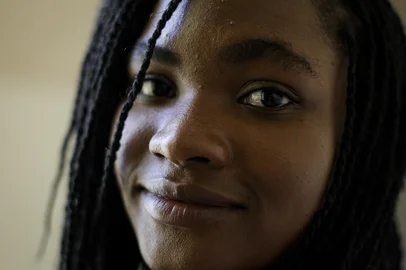 Porto Alegre, RS, Brasil, 15-04-2025: A estudante de relações internacionais Rood Marline Joseph, 24, posa na Faculdade de Ciências Econômicas, na Ufrgs. Ela veio do Haiti para o Brasil em busca de melhores condições. Foto: Mateus Bruxel / Agência RBSIndexador: MATEUS BRUXEL<!-- NICAID(16018059) -->