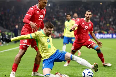 FRANCK FIFE / AFP Brazil's defender #16 Caio Henrique (C) fights for the ball with Tunisia's defender #20 Yan Valery (L) during the International friendly football match between Brazil and Tunisia at Stade Pierre-Mauroy, in Villeneuve-d'Ascq, northern France, on November 18, 2025. (Photo by FRANCK FIFE / AFP)Editoria: SPOLocal: Villeneuve-d'AscqIndexador: FRANCK FIFESecao: soccerFonte: AFPFotógrafo: STF<!-- NICAID(16169814) -->