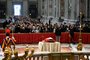 Corpo de Bento XVI sendo velado na Catedral de São Pedro, no Vaticano (Photo by Andreas SOLARO / AFP)<!-- NICAID(15309798) -->