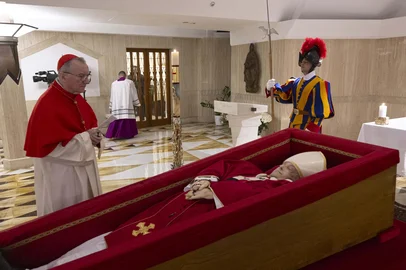 22 de abril de 2025EDITORS NOTE: Graphic content / This photo taken on April 21, 2025 and handout on April 22, 2025 by The Vatican Media shows Pope Francis in his open coffin in The Vatican. (Photo by Handout / VATICAN MEDIA / AFP) / RESTRICTED TO EDITORIAL USE - MANDATORY CREDIT "AFP PHOTO / VATICAN MEDIA" - NO MARKETING - NO ADVERTISING CAMPAIGNS - DISTRIBUTED AS A SERVICE TO CLIENTS<!-- NICAID(16021402) -->