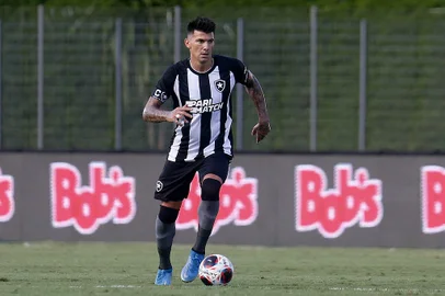 Víctor Cuesta está emprestado pelo Inter ao Botafogo desde abril de 2022
