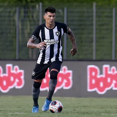 Víctor Cuesta está emprestado pelo Inter ao Botafogo desde abril de 2022