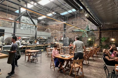 CHUIJá é em Villa Crespo, mas está coladinho com Chacarita e Palermo: o Chui é um antigo galpão reformado e transformado em um surpreendente oásis verde, com muito espaço e pratos vegetarianos e veganos deliciosos.As conservas artesanais caseiras ficam à mostra, e combiná-las com uma focaria de fermentação caseira e um vinho em taça, com opções também de vinhos naturais, é a dica imperdível para quem visita o lugar.Loyola, 1250. Instagram: @chui.ba<!-- NICAID(15349634) -->
