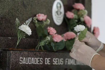 Porto Alegre, RS, Brasil, 02-11-2024: Pessoas visitam sepulturas no Dia de Finados no Cemiterio da Santa Casa. Foto: Mateus Bruxel / Agencia RBS<!-- NICAID(15905702) -->