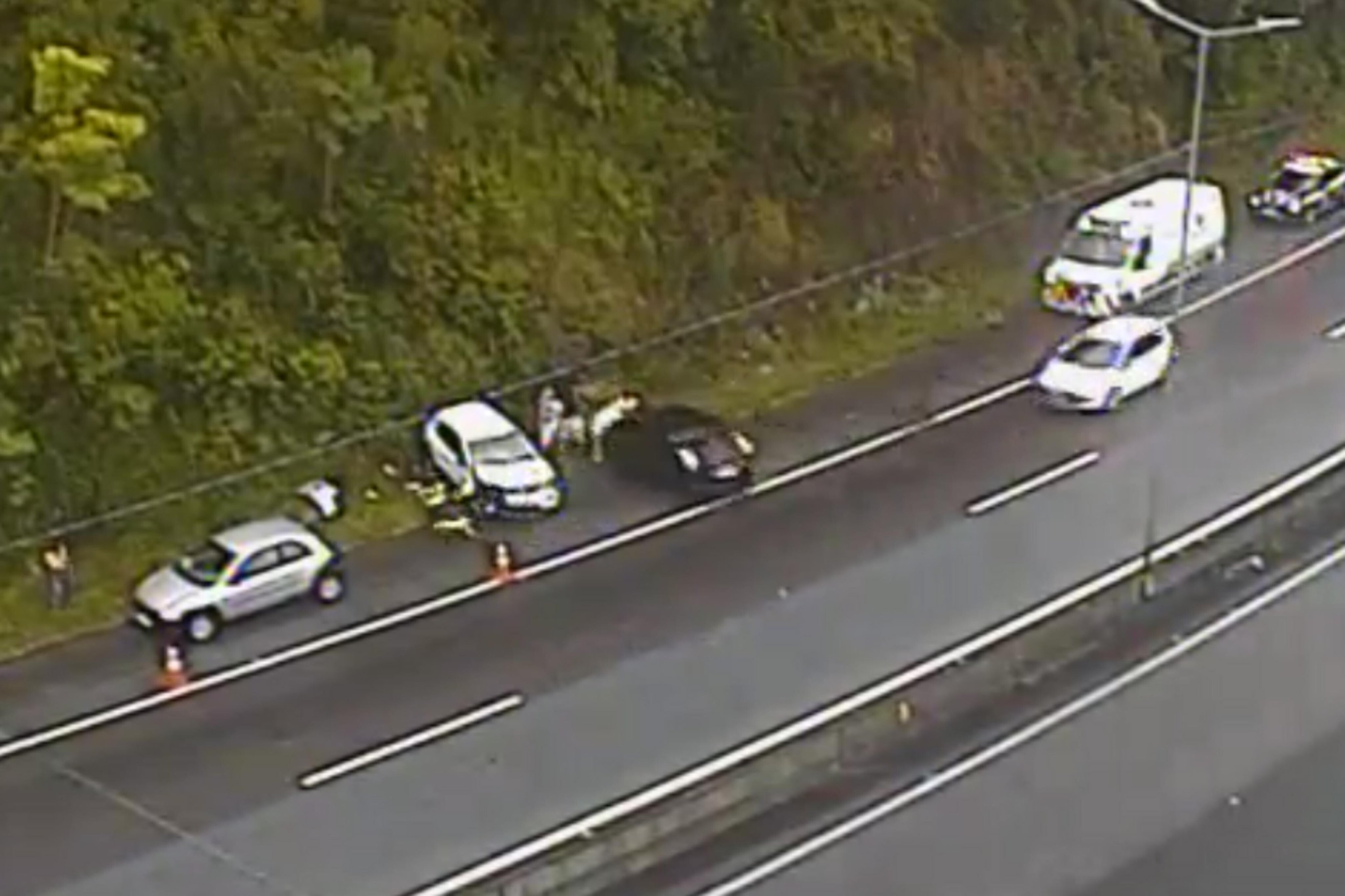 Policiais e pedestres s&atilde;o atropelados durante atendimento na BR-101, em Santa Catarina; veja o v&iacute;deo