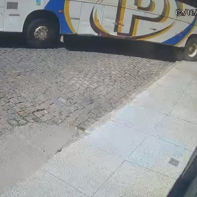 Ônibus perde controle e atinge casa em Canguçu. Acidente aconteceu no final da manhã de 2/10/26<!-- NICAID(16379410) -->