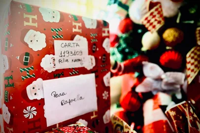 Em clima de Natal, a agência dos Correios do bairro Moinhos de Vento, em Porto Alegre, está recebendo os presentes dos voluntários que adotaram cartinhas escritas pelas crianças com seus pedidos ao Bom Velhinho. Patins, skates, bonecas, bolas e material escolar fazem parte dos desejos, que vêm acompanhados de desenhos.<!-- NICAID(15921058) -->