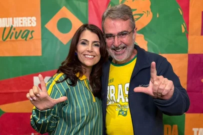 Está definido o primeiro suplente na chapa da candidata do PSOL ao Senado, Manuela D’Ávila. Será o ex-deputado Henrique Fontana (PT), que estava decidido a não mais disputar mandatos, mas aceitou o convite.<!-- NICAID(16307501) -->