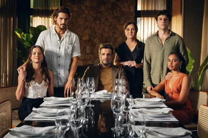 Luma (Agatha Moreira) RudÃ¡ (Nicolas Prattes), Molina (Rodrigo Lombardi), MÃ©rcia (Adriana Esteves), Mavi (Chay Suede) e Viola (Gabz).<!-- NICAID(15859619) -->