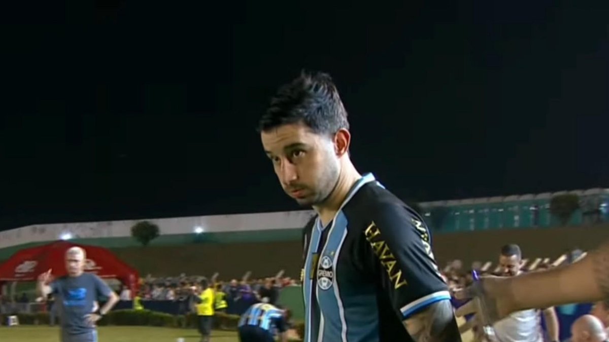 Villasanti volta a jogar pelo Grêmio após 321 dias
