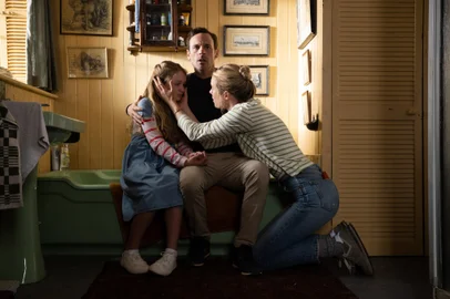 L to R: Agnes Dalton (Alix West Lefler), Ben Dalton (Scoot McNairy), and Louise Dalton (Mackenzie Davis) in Speak No Evil, directed by James Watkins.<!-- NICAID(15865619) -->