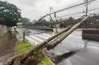 Guilherme Milman / Agencia RBS Poste caíram na Avenida Baltazar de Oliveira Garcia, em Porto Alegre, após chuva e ventania<!-- NICAID(16163507) -->