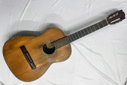 Violão de Teixeirinha irá a leilão em Porto Alegre, junto de álbuns, amplificador e letras datilografadas.<!-- NICAID(15882599) -->