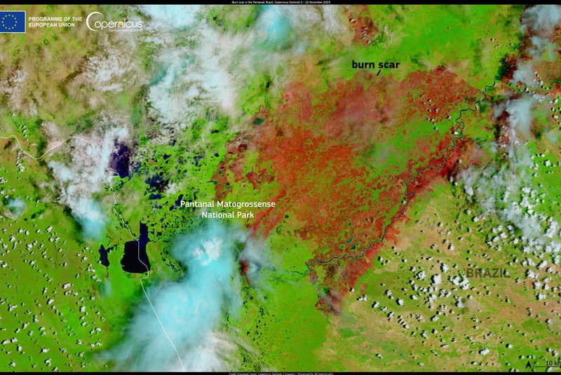 A fumaça dos incêndios que atingem as áreas florestais na divisa entre Mato Grosso e Mato Grosso do Sul, no centro-oeste brasileiro, já é vista do espaço. No dia 22 de novembro, diretamente do espaço, o satélite Coopernicus Sentinel-2, da Agência Espacial Europeia flagrou as regiões afetadas pelo fogo.<!-- NICAID(15612079) -->