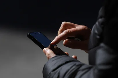 CAXIAS DO SUL, RS, BRASIL, 31/07/2024. Imagens de pessoas usando celulares nas ruas para  ilustrar matéria sobre dados do Atlas da Violência de 2023, que mostram que casos de roubo de telefones aumentaram 10% no Estado em relação a igual período. (Bruno Todeschini/Agência RBS)Indexador: Bruno Todeschini<!-- NICAID(15828305) -->