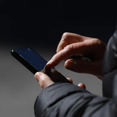 CAXIAS DO SUL, RS, BRASIL, 31/07/2024. Imagens de pessoas usando celulares nas ruas para  ilustrar matéria sobre dados do Atlas da Violência de 2023, que mostram que casos de roubo de telefones aumentaram 10% no Estado em relação a igual período. (Bruno Todeschini/Agência RBS)Indexador: Bruno Todeschini<!-- NICAID(15828305) -->