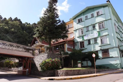 A iniciativa privada assume o hospital em gramado./ é a empresa seferin e coelho, sócia do grupo Prolife, os dois com sede em poa./ o anuncio da compra foi feito pela prefeitura, que estava istrando a instituição há cinco anos desde que a Associação Franciscana de Assistência a Saúde,  proprietária do prédio, ou por dificuldades financeiras. TEXTO AR<!-- NICAID(14861592) -->