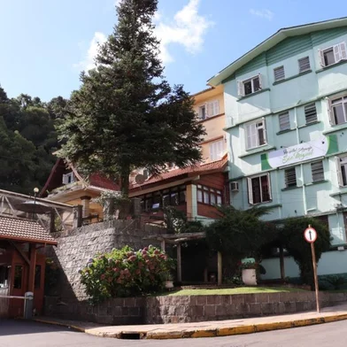 A iniciativa privada assume o hospital em gramado./ é a empresa seferin e coelho, sócia do grupo Prolife, os dois com sede em poa./ o anuncio da compra foi feito pela prefeitura, que estava administrando a instituição há cinco anos desde que a Associação Franciscana de Assistência a Saúde,  proprietária do prédio, passou por dificuldades financeiras. TEXTO AR<!-- NICAID(14861592) -->