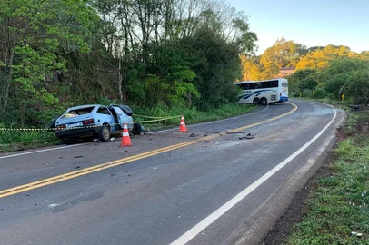 Quatro pessoas morrem em acidente entre carro e ônibus na RS-404, em Rondinha<!-- NICAID(16034713) -->