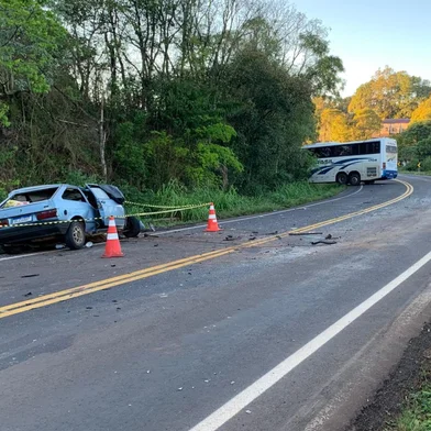 Quatro pessoas morrem em acidente entre carro e ônibus na RS-404, em Rondinha<!-- NICAID(16034713) -->