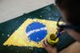 PORTO ALEGRE, RS, BRASIL, 28-09-2018. Com supervisão do artista plástico Aluizio Pedersen, alunos da Escola Branca Diva pintam a bandeira do Brasil. (CARLOS MACEDO/ AGÊNCIA RBS)Indexador: Carlos Macedo<!-- NICAID(13770655) -->
