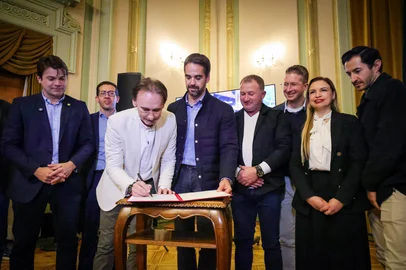 Na última quinta-feira (7/8), momentos antes do anúncio da autorização para a ferrovia entre Porto Alegre e Gramado, o governador Eduardo Leite assinou, acompanhado do secretário de Logística e Transportes do Estado, Juvir Costella, a ordem de início para obras em mais dois acessos asfálticos, nos municípios de Quevedos e São José das Missões.<!-- NICAID(16098360) -->