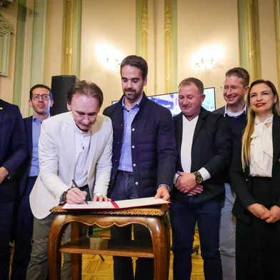 Na última quinta-feira (7/8), momentos antes do anúncio da autorização para a ferrovia entre Porto Alegre e Gramado, o governador Eduardo Leite assinou, acompanhado do secretário de Logística e Transportes do Estado, Juvir Costella, a ordem de início para obras em mais dois acessos asfálticos, nos municípios de Quevedos e São José das Missões.<!-- NICAID(16098360) -->