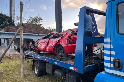 Carro invade casa as margens da br-116<!-- NICAID(15998452) -->