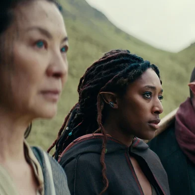 Michelle Yeoh, Sophia Brown, and Laurence O'Fuarain in The Witcher: Origem do Sangue (2022)<!-- NICAID(15304747) -->