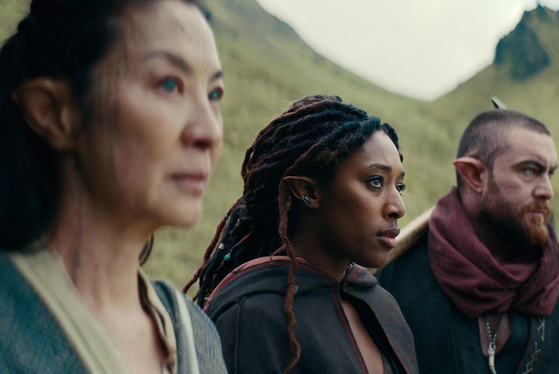 Michelle Yeoh, Sophia Brown, and Laurence O'Fuarain in The Witcher: Origem do Sangue (2022)<!-- NICAID(15304747) -->
