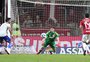 Entrou? Confira a análise do lance em que Rochet puxa a bola na direção do gol do Inter