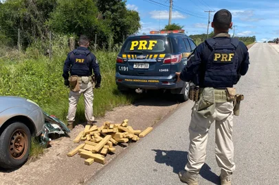 Na tarde deste sábado (7), a Polícia Rodoviária Federal apreendeu em Bagé, um Focus carregado com 50 quilos de maconha na RS-473, após uma perseguição que iniciou-se na BR-293.<!-- NICAID(15930934) -->